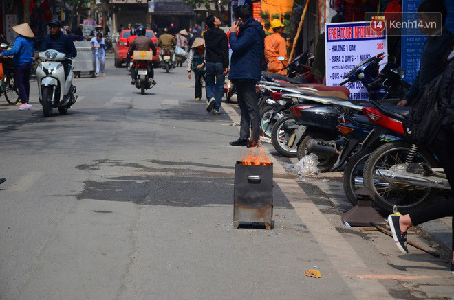 Giật mình thon thót với những cảnh đốt vàng mã ngay xe máy, trụ điện của người dân Thủ đô